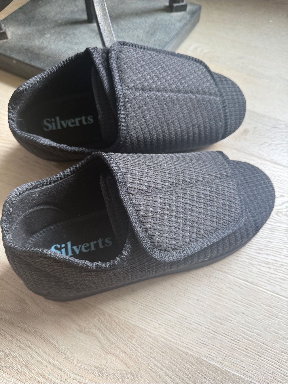 Silverts Men’s Size 7 Extra Wide Adjustable Slippers Shoes (women’s size 8.5-9)